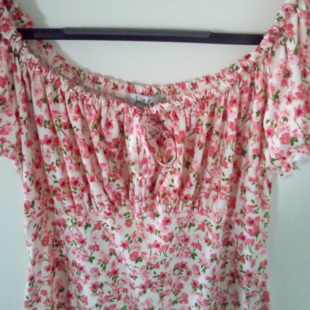 Flattering dress..perfect for Spring or Summer - Picture 2 of 2